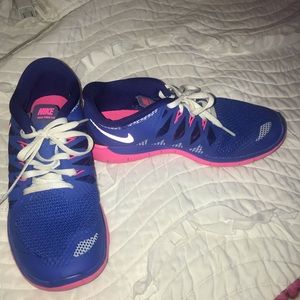 Navy blue and hot pink nike tennis shoes